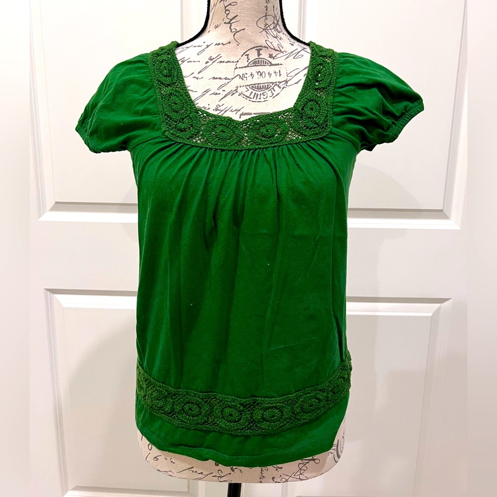 Decree green top with crochet neck detail size small in great condition